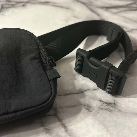 Lululemon mini belt bag - Picture 6 of 9